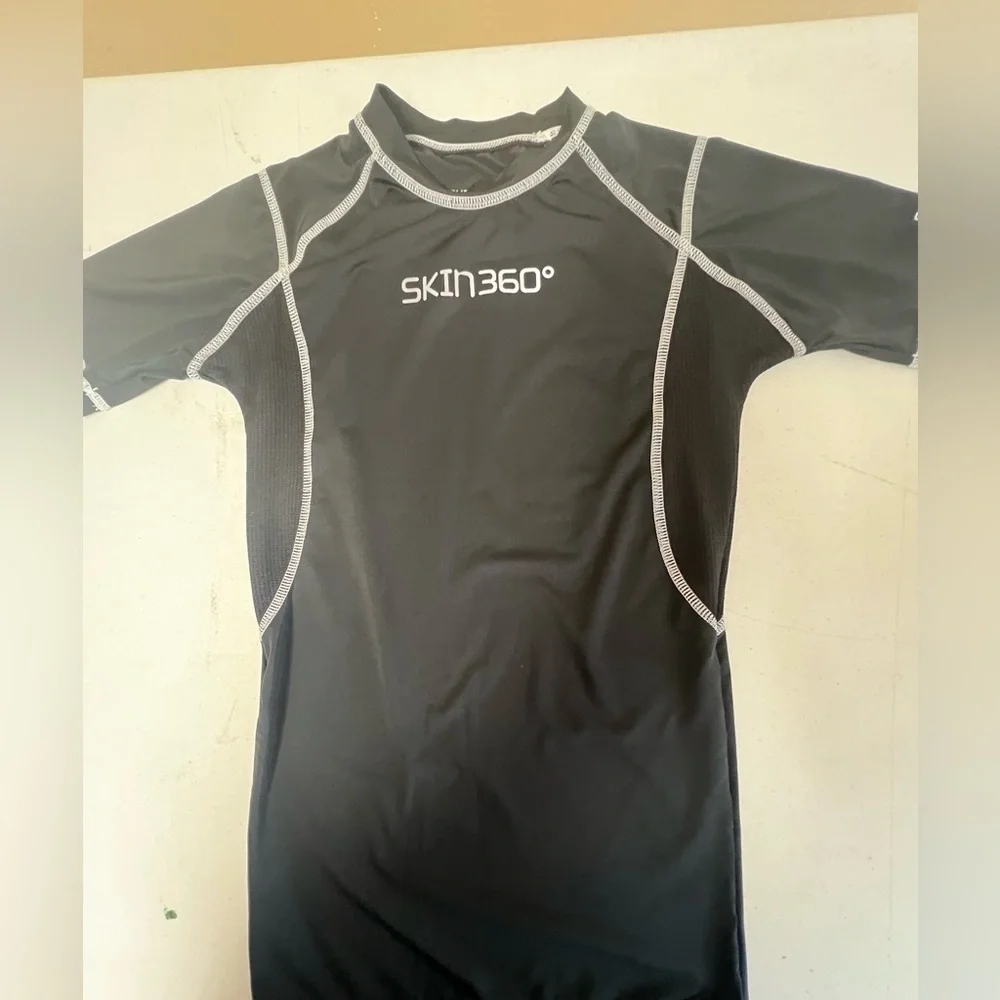SKIN 360 BOYS BLACK SHORT SLEEVE TOP W/WHITE STITCHING. AGE 13-14. .